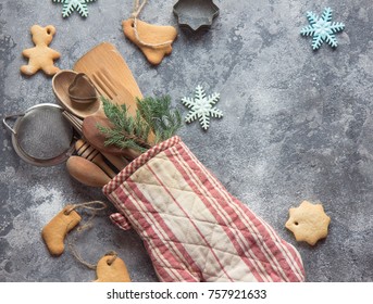 Christmas Gift Wrapping Idea With Oven Mitt,kitchen Utensils And Cookies