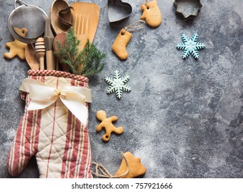 Christmas Gift Wrapping Idea With Oven Mitt,kitchen Utensils And Cookies