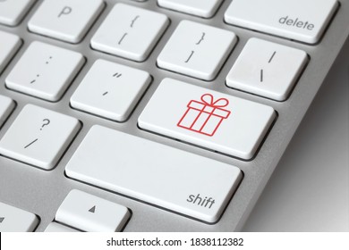 Christmas Online Shopping. Keyboard With Gift Symbol Key - Online Christmas Present Shopping Concept. E-commerce Concept. Computer, Laptop. Shop Online, Buy Now