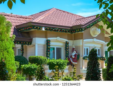 Christmas Ornament On Living House. Santa Claus Figurine Hang On Wall. Tropical Christmas Scene. Winter Holiday In Exotic Country. South Asia Travel On New Year. Modern Villa With Christmas Decor