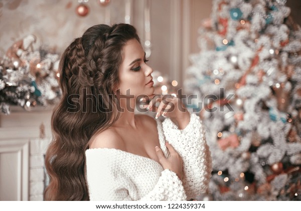 結婚式の髪型をした魅力的な女性のクリスマスポートレート 長い髪型の