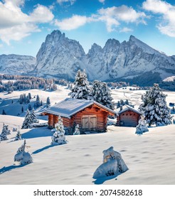 Weihnachtspostkarte. Helle Wintersicht auf die Seiser Alm mit Plattkofel Gipfel auf dem Hintergrund. Unglaubliche Morgenlandschaft der Dolomiten. Spektakuläre Winterlandschaft in Italien, Europa.