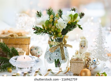 flower arranging christmas table decorations