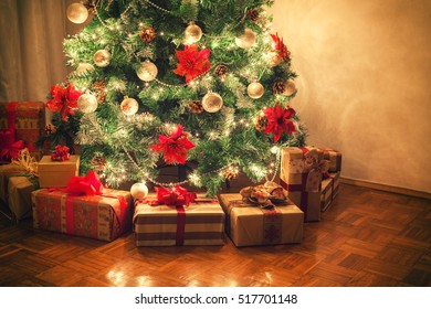 Christmas tree with presents 