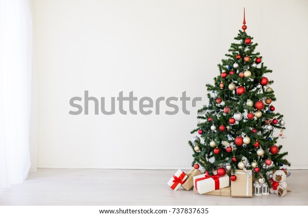 白い部屋のクリスマスに赤い贈り物を持つクリスマスツリー の写真素材 今すぐ編集