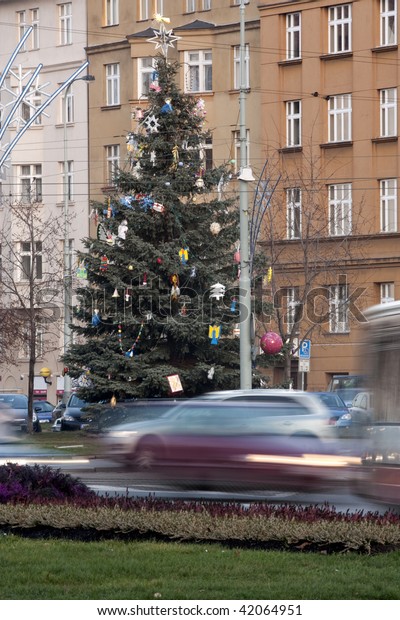 Christmas tree in\
street rush - cars in\
motion