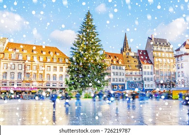 Christmas Tree And Xmas Market At Kleber Square In Medieval City Of Strasbourg - Capital Of Noel, Alsace, France.