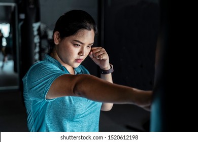 Chubby girl taking a boxing class for beginner.