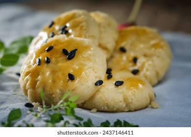Chui Kao So is a dry cake and also one of the typical Medan snacks that is popular in Indonesia. It turns out, this small round cake originally came from China. Made from wheat flour, eggs and sugar