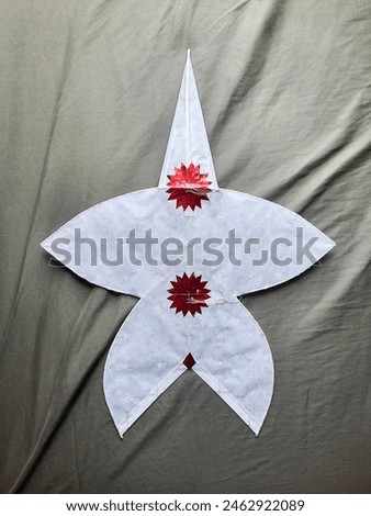 Chula Kite has a 5-pointed shape, made up of a frame made of 5 pieces of wood, covered with mulberry paper. If it's not in proportion The kite will not be able to rise.