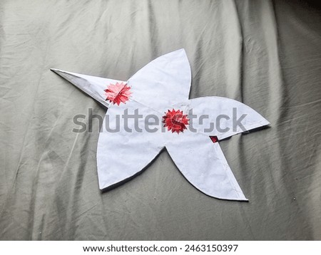 Chula Kite has a 5-pointed shape, made up of a frame made of 5 pieces of wood, covered with mulberry paper. If it's not in proportion The kite will not be able to rise.