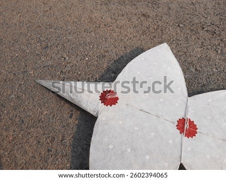 Chula Kite has a 5-pointed shape, made up of a frame made of 5 pieces of wood, covered with mulberry paper. If it's not in proportion The kite will not be able to rise.