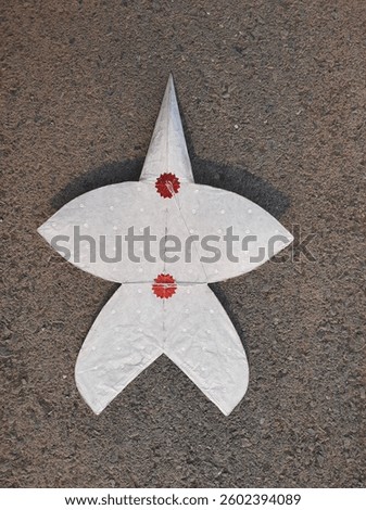 Chula Kite has a 5-pointed shape, made up of a frame made of 5 pieces of wood, covered with mulberry paper. If it's not in proportion The kite will not be able to rise.