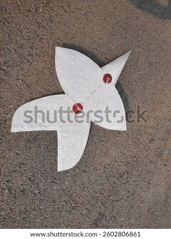 Chula Kite has a 5-pointed shape, made up of a frame made of 5 pieces of wood, covered with mulberry paper. If it's not in proportion The kite will not be able to rise.