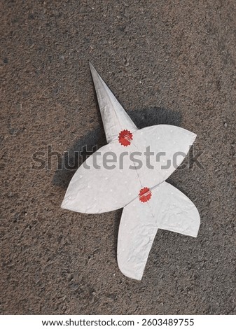 Chula Kite has a 5-pointed shape, made up of a frame made of 5 pieces of wood, covered with mulberry paper. If it's not in proportion The kite will not be able to rise.