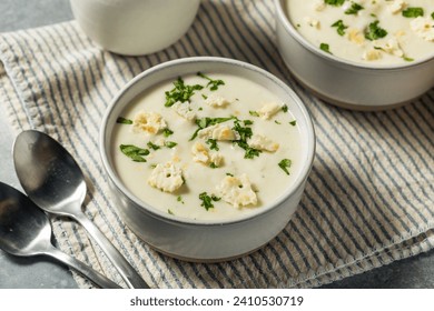 Chunky New England Clam Chowder with Potato and Crackers