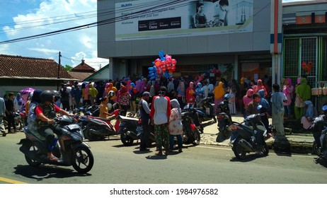 Ciamis, Indonesia - March, 22th 2021 : Crowd Queuing For Distribution Of Aid Funds At One Of The BNI Bank Units In Ciamis At Noon