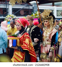 Cianjur, Indonesia - Sep 2018: Newly Married Groom And Bride Wearing Traditional Dress In A Parade On A Minangkabau Culture Wedding Ceremony. 