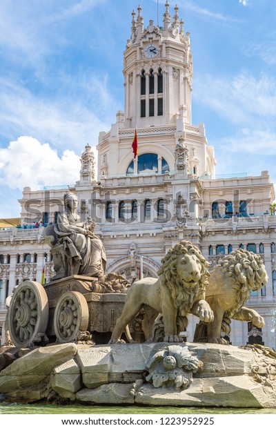 スペイン マドリードのシベレス広場のシベレス噴水 の写真素材 今すぐ編集