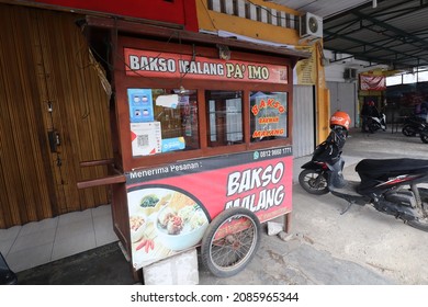 Cibinong, Indonesia: November 22 2021. A Meatball Seller Cart Located On The Side Of The Road In Cibinong, Indonesia. The Concept Of Informal Economy.