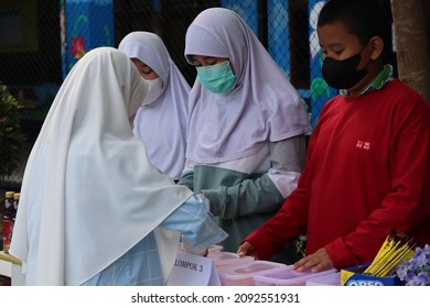 Cibinong, Indonesia: November 24 2021. Children At School Selling Food At A Youth Entrepreneurship Festival In Cibinong, Indonesia.