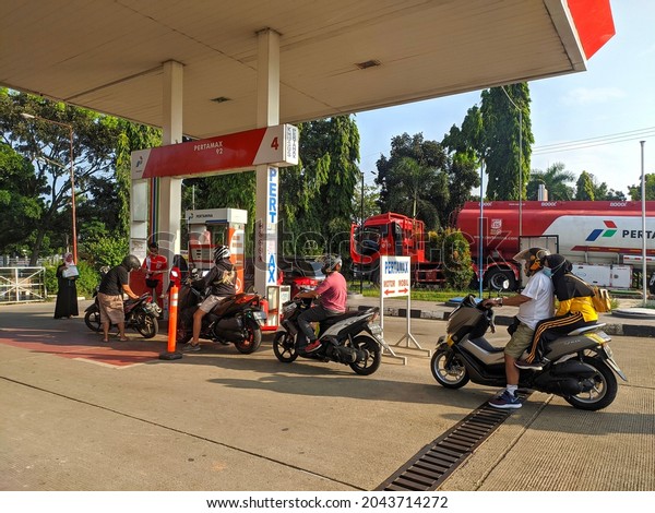 Cibinong, west java Indonesia - September 19,\
2021: the situation of the queue of motorcyclists who are queuing\
to fill up gas at a gas\
station
