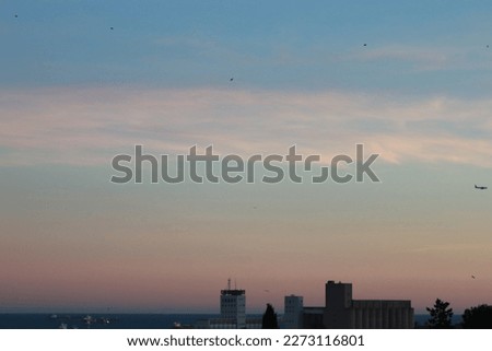 Cielo con edificios de fondo
