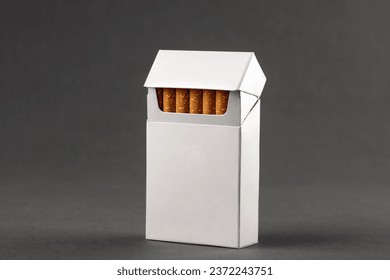 mofa de paquete de cigarrillos ,
caja blanca de cigarrillos sobre fondo gris para el diseño