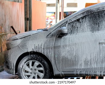 Cilegon, Indonesia - Sep 03, 2022 : A Car With Snow Foam Car Wash. Photo Illustration Of Car Wash. Perfect For Articles Or Any Marketing Purposes.