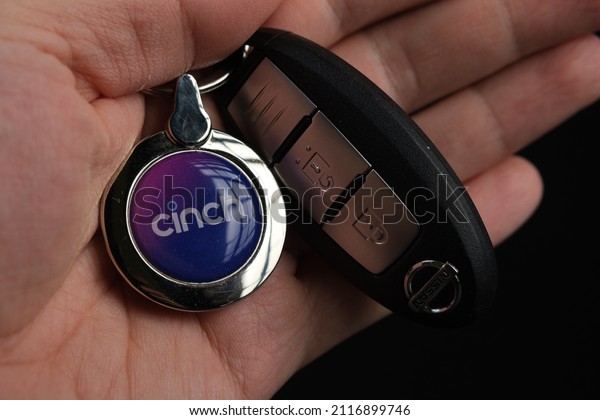 Cinch Cars logo seen on car key ring hold in a\
hand. Chinch is online car retailer of used cars. Stafford, United\
Kingdom, January 30,\
2022.