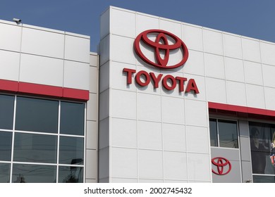 Cincinnati - Circa July 2021: Toyota Car And SUV Logo And Signage. Toyota Is A Popular Brand Because Of Its Reliability, Fuel Mileage And Commitment To Reducing Emissions.