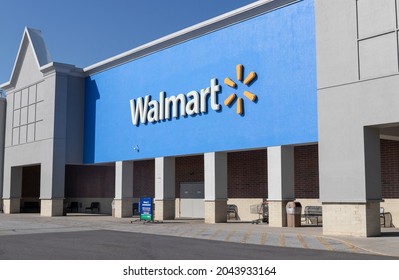 Cincinnati - Circa September 2021: Walmart Retail Location. Walmart Introduced Its Veterans Welcome Home Commitment And Plans On Hiring 265,000 Veterans.