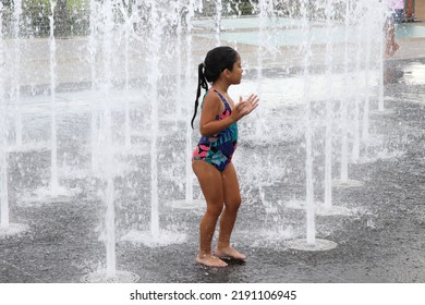 Cincinnati Ohio August 12, 2022
Kids Playing In A Water Fountain Near Reds Baseball Home Stadium.