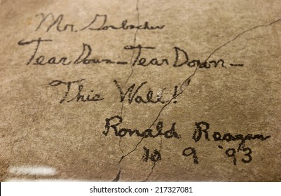 CIRCA AUGUSTv 2014 - BERLIN: Historical Handwriting Of The Former US President Ronald Reagan: 