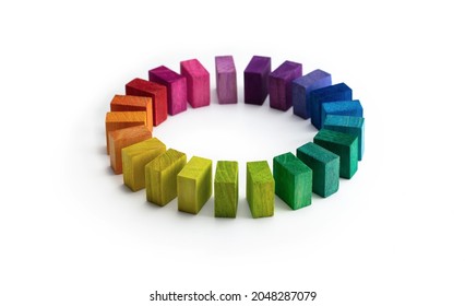 Kreis aus farbigen Holzblöcken, die Einheit verschiedener Elemente darstellen. Farben der Einheit. Einzeln auf Weiß mit natürlichen Schatten. Grün im Fokus. Schwache Feldtiefe. 