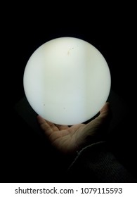 circle light and hand