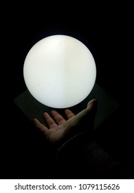 circle light and hand