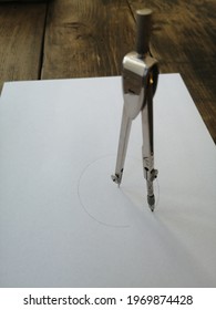 circle on white paper, circle drawing with compass