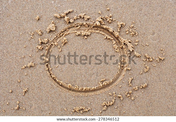 Circle in the sand. Круги на песке. Игра круг на песке. Охота дельфинов круг из песка. Круги на песке как появляются.