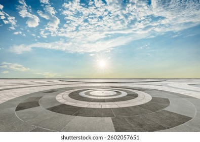 Suelo de patrón circular con sol y cielo azul en el fondo