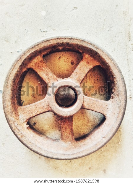 The circular steel car\
wheels