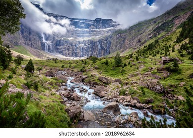 The Cirque De Gavarnie Is A Cirque In The Central Pyrenees, In Southwestern France, Close To The Border Of Spain. It Is Within The Commune Of Gavarnie, The Department Of Hautes-Pyrénées