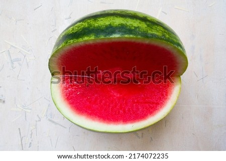 Citrullus lanatus, commonly called watermelon, acendría, sindria, pin, is a species of the Cucurbitaceae family. It is originally from Africa