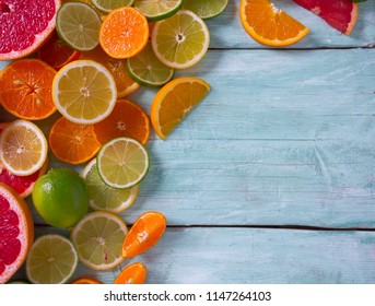 Zitrusfrüchte auf türkisfarbener Oberfläche – Stockfoto