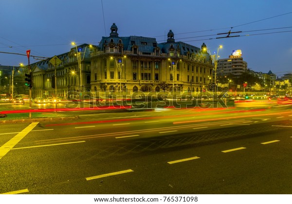 City by night -\
traffic buildings - Time\
lapse