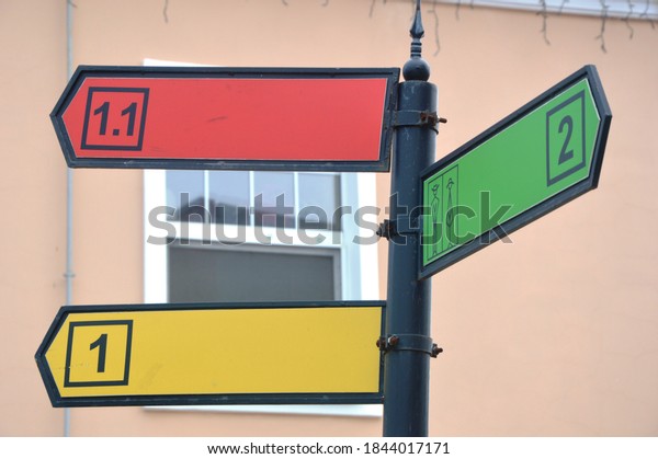 City color\
direction indicator in the\
metropolis