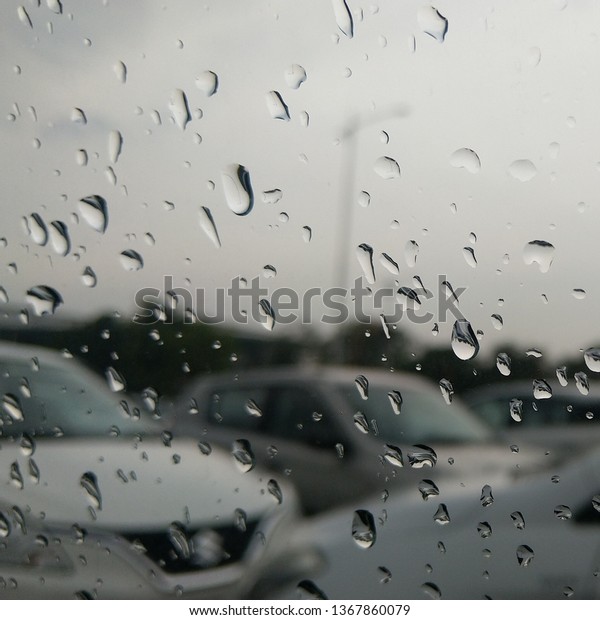 City rain from the car pane\
