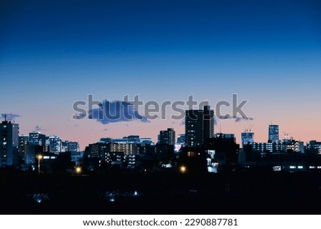 The city scenery before and at dawn, the silhouette of the cityscape and the sky dyed blue