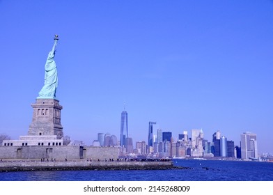 City Skyine in New York, statue of Liberty