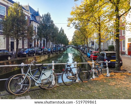 Foto Bild Architektur niederländischer Häuser Fassade und Hausboote am Amsterdamer Kanal